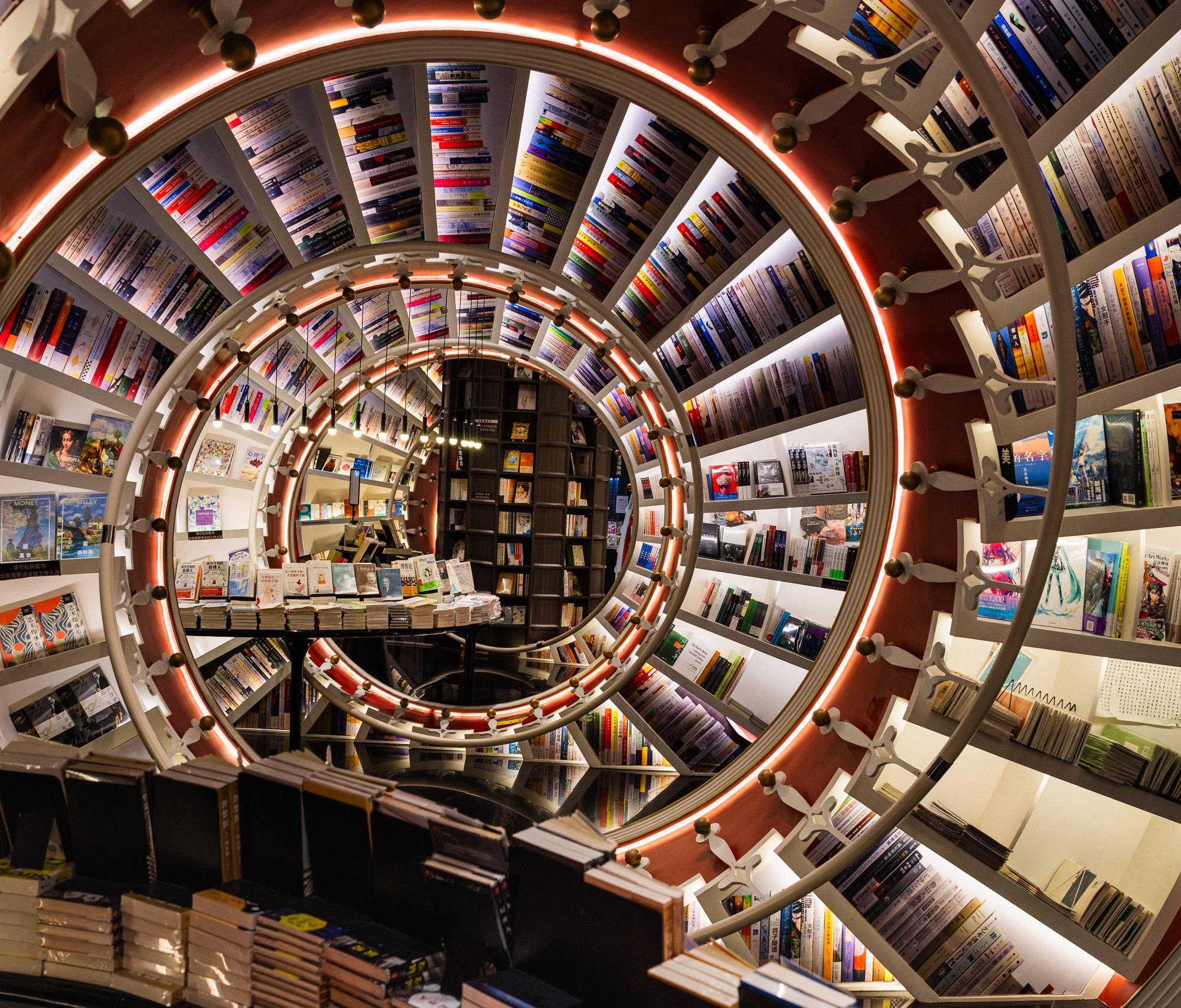 Duizelingwekkende spiraal van boekenplanken in een moderne boekwinkel, China