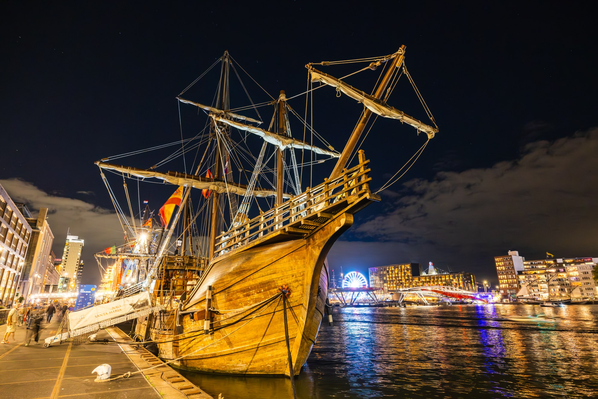Houten galjoen goud aangelicht bij nacht, SAIL