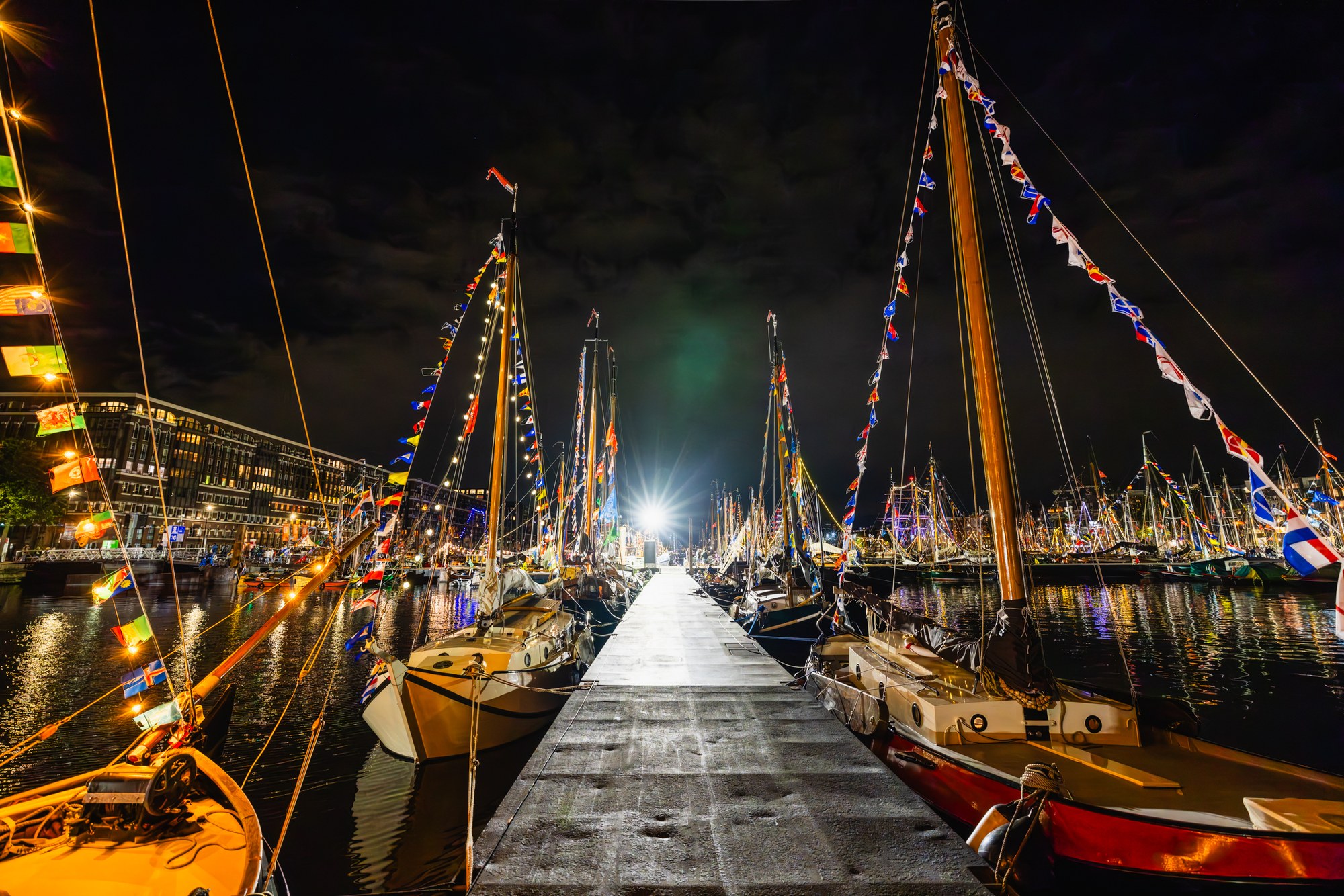Verlichte tall ships bij nacht, SAIL Amsterdam