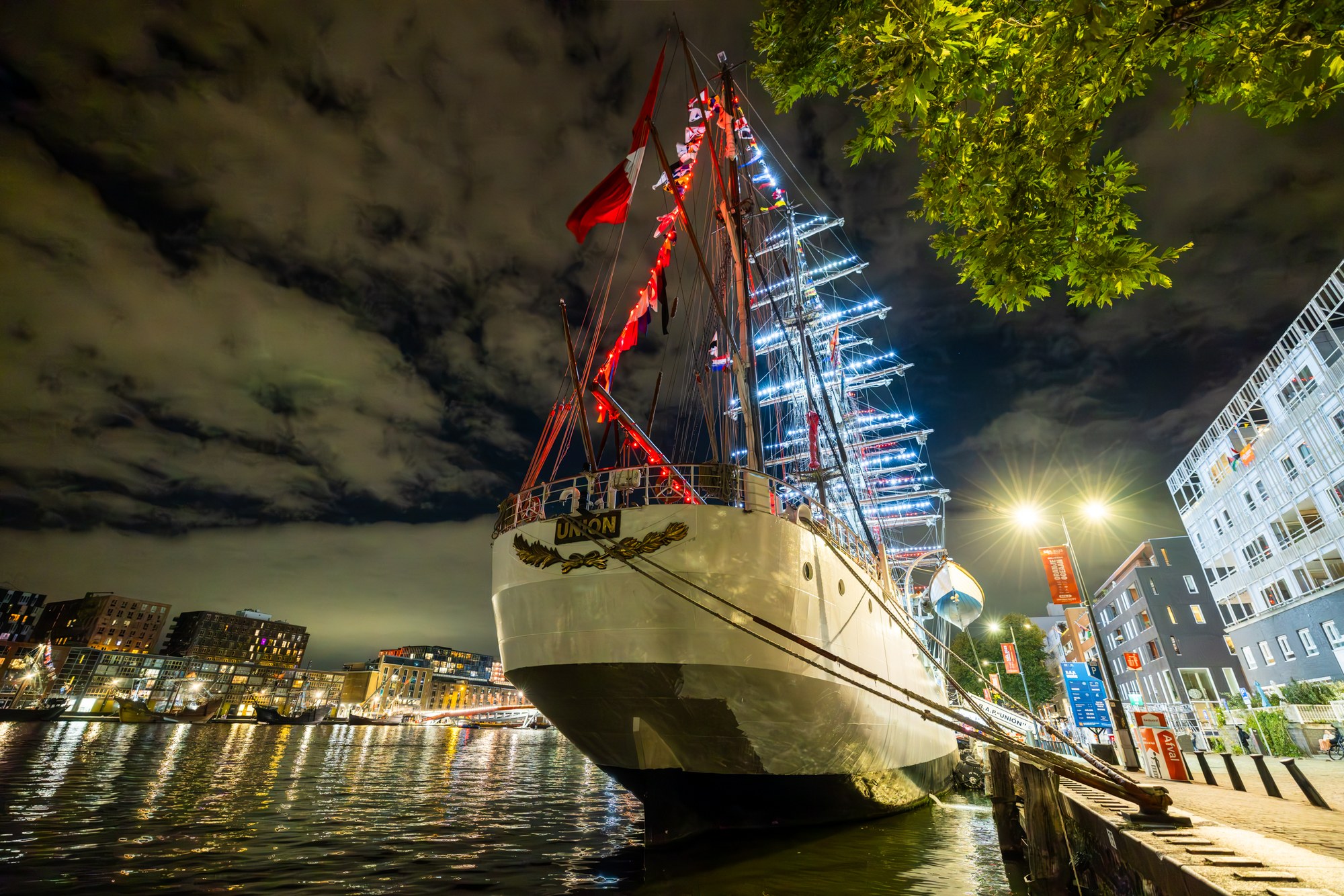 Verlichte tall ships bij nacht, SAIL Amsterdam