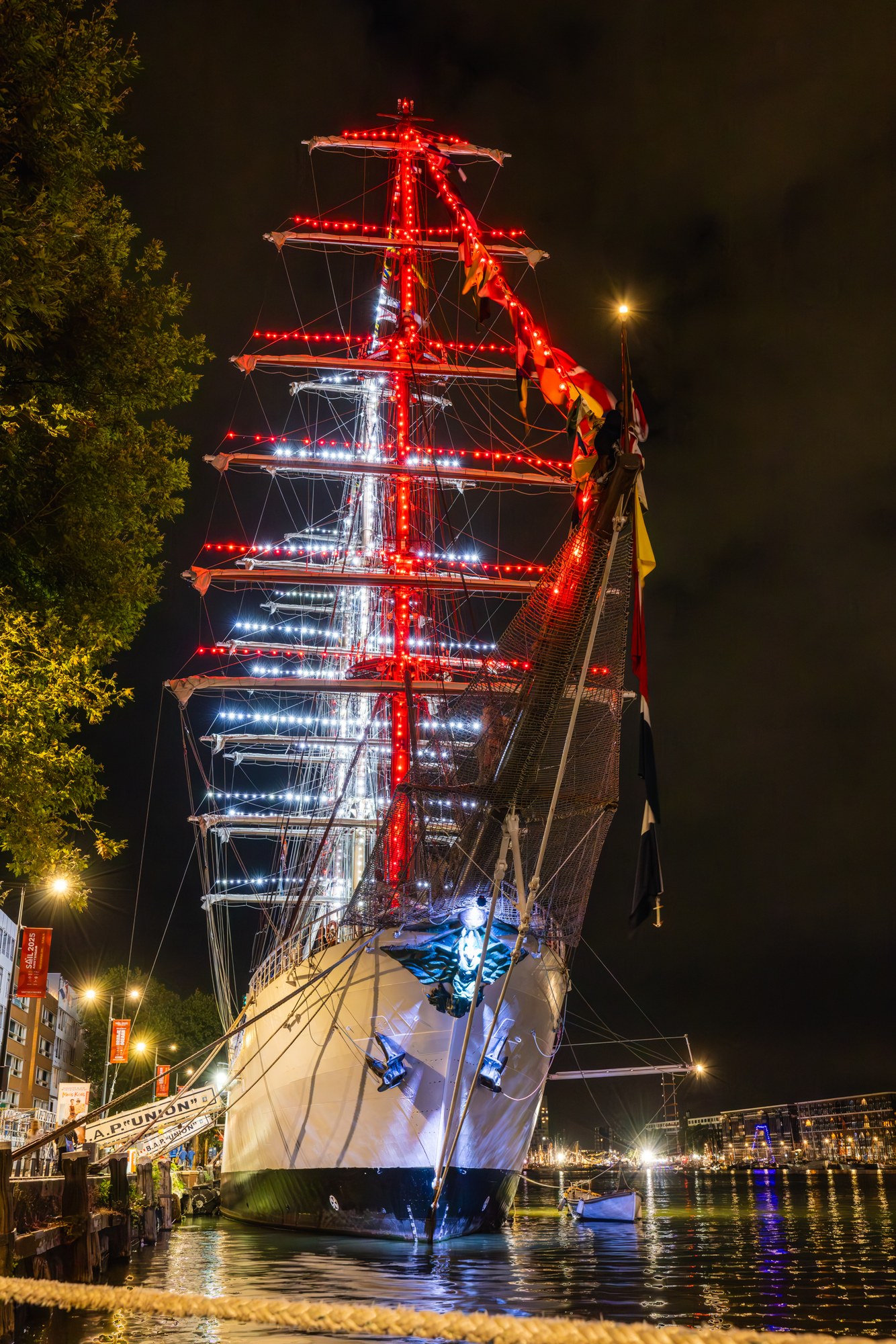 Rood aangelicht schip bij nacht, SAIL