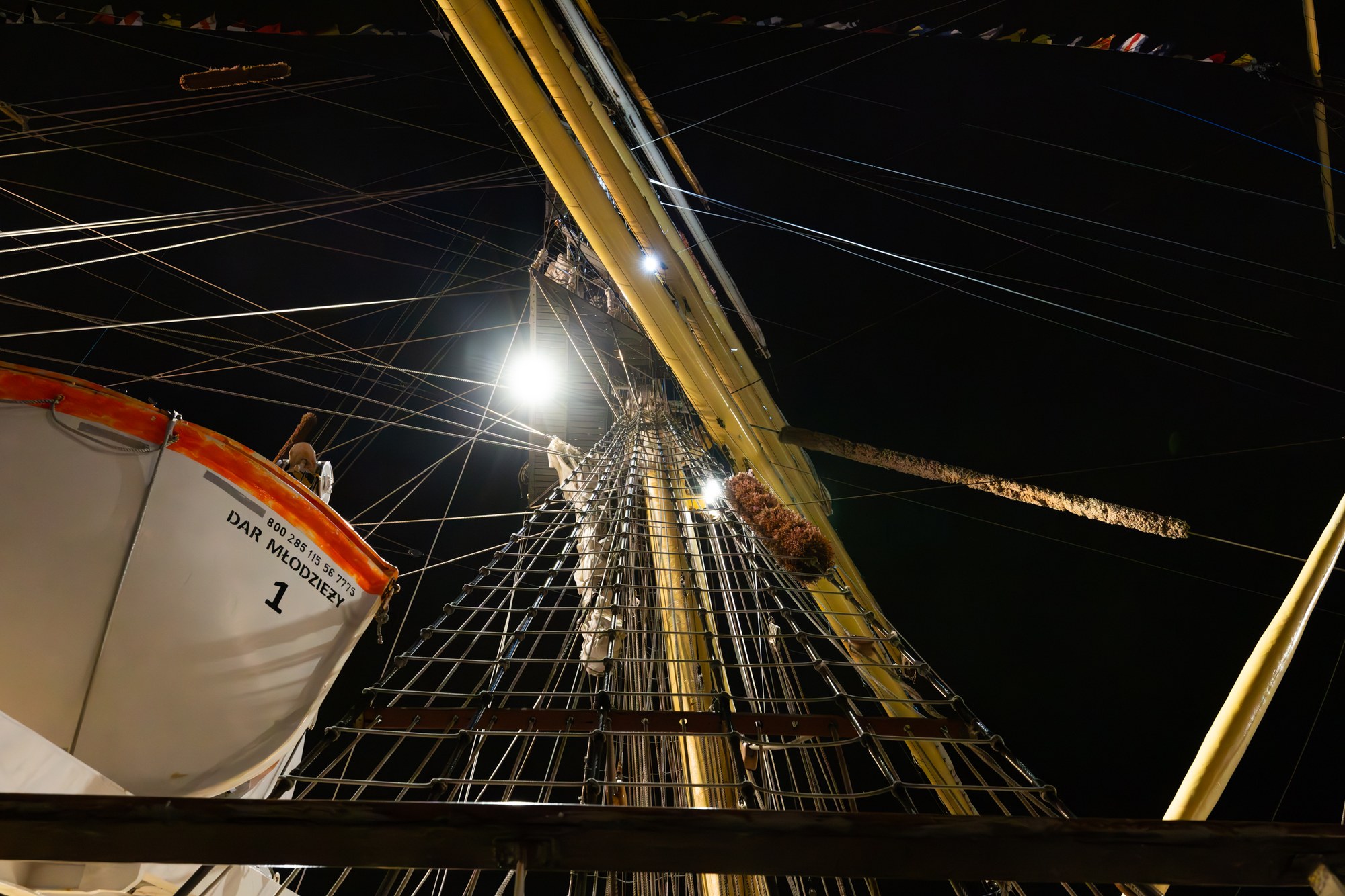 Verlichte tall ships bij nacht, SAIL IJmuiden