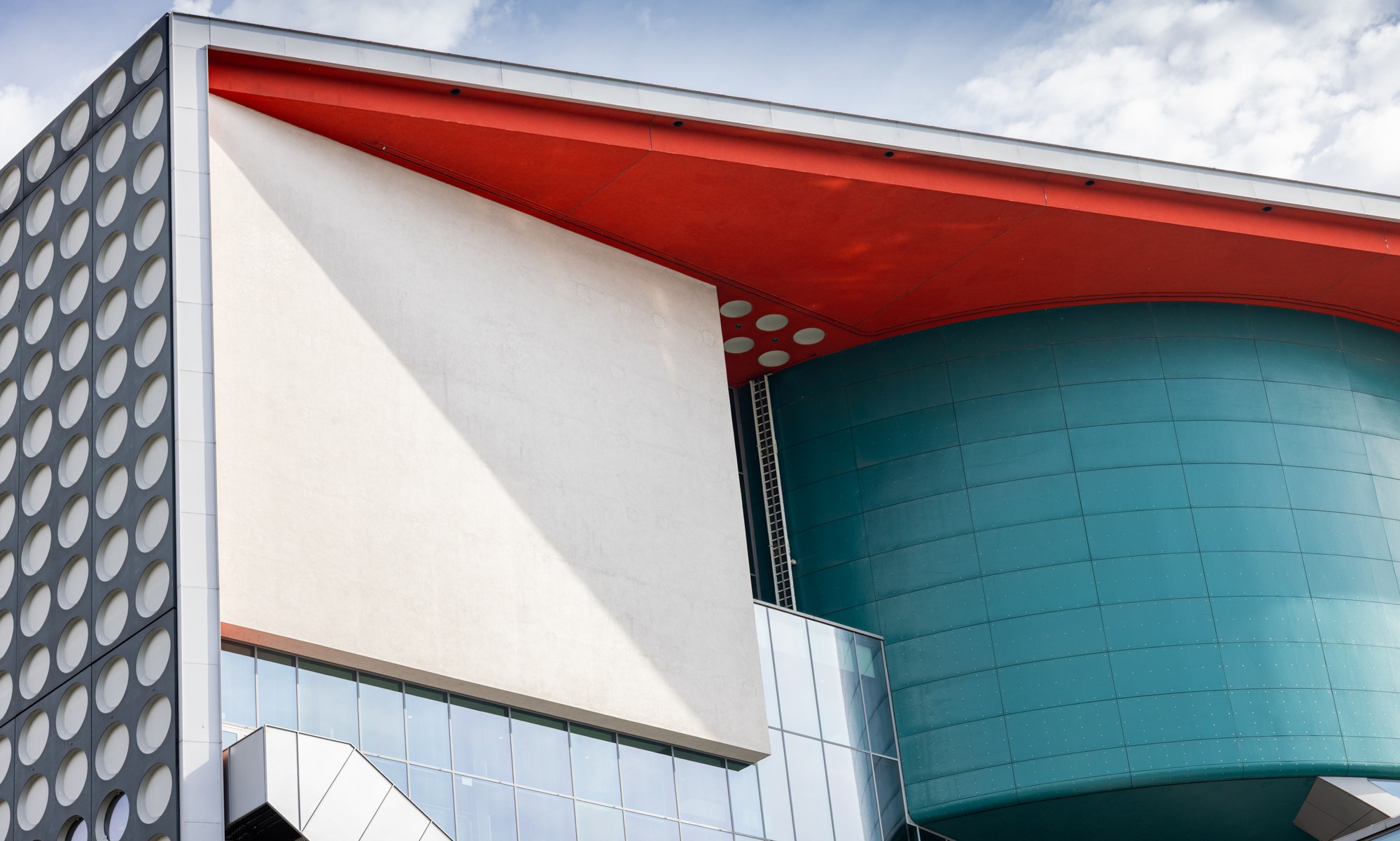 Rood en teal gebogen architectuur van TivoliVredenburg, Utrecht